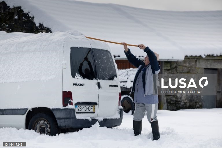 A aldeia do Castelo acordou pintada de branco devido à passagem da depressão Ingrid, no concelho de Vila Pouca de Aguiar, distrito de Vila Real, 24 de janeiro de 2026.  PEDRO SARMENTO COSTA/LUSA