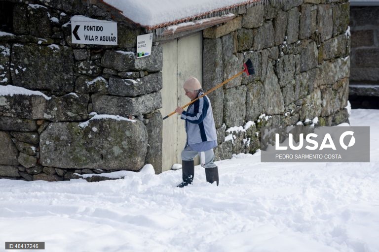 A aldeia do Castelo acordou pintada de branco devido à passagem da depressão Ingrid, no concelho de Vila Pouca de Aguiar, distrito de Vila Real, 24 de janeiro de 2026.  PEDRO SARMENTO COSTA/LUSA