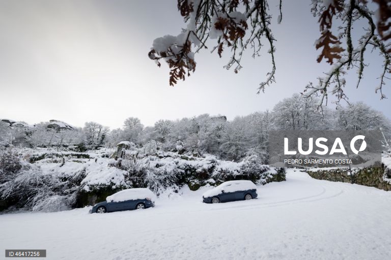 A aldeia do Castelo acordou pintada de branco devido à passagem da depressão Ingrid, no concelho de Vila Pouca de Aguiar, distrito de Vila Real, 24 de janeiro de 2026.  PEDRO SARMENTO COSTA/LUSA