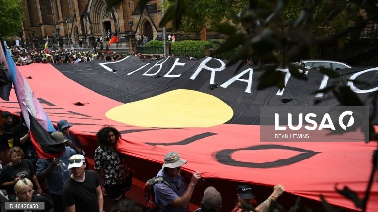 Austrália: protestos do Dia da Invasão, realizado no âmbito das comemorações do Dia da Austrália de 2026, em Sydney