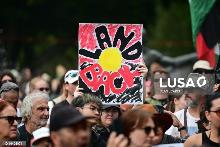 Austrália: protestos do Dia da Invasão, realizado no âmbito das comemorações do Dia da Austrália de 2026, em Sydney