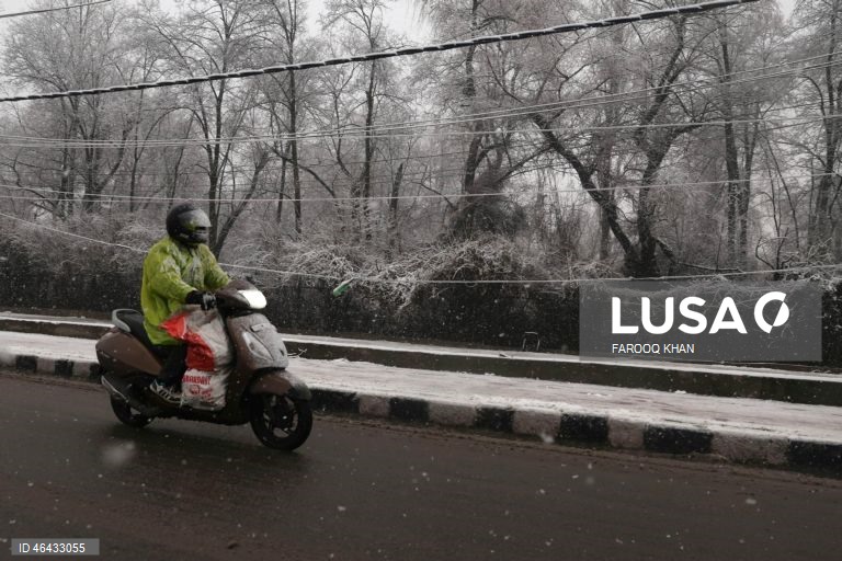 Índia: Neve em Srinagar na Caxemira