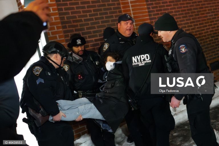 EUA: Dezenas de pessoas detidas em protesto contra o ICE no Hilton Hotel, em Nova Iorque