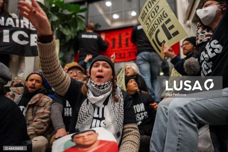 EUA: Dezenas de pessoas detidas em protesto contra o ICE no Hilton Hotel, em Nova Iorque