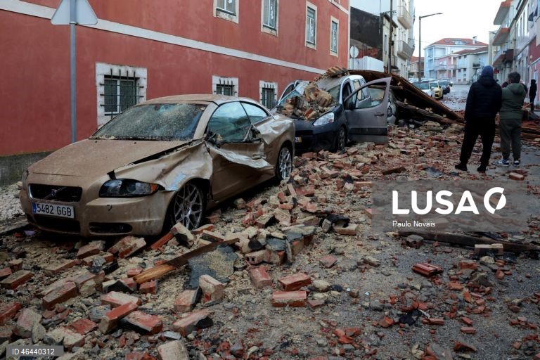 A passagem da depressão Kristin na Figueira da Foz fez cair parte do telhado da antiga Universidade e atingiu, pelo menos, sete carros, 28 de janeiro de 2026. PAULO NOVAIS / LUSA