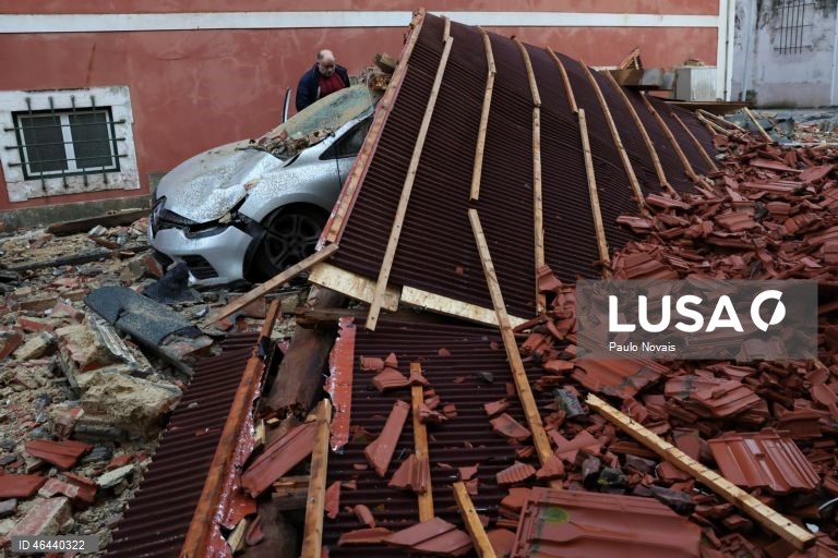 A passagem da depressão Kristin na Figueira da Foz fez cair parte do telhado da antiga Universidade e atingiu, pelo menos, sete carros, 28 de janeiro de 2026. PAULO NOVAIS / LUSA