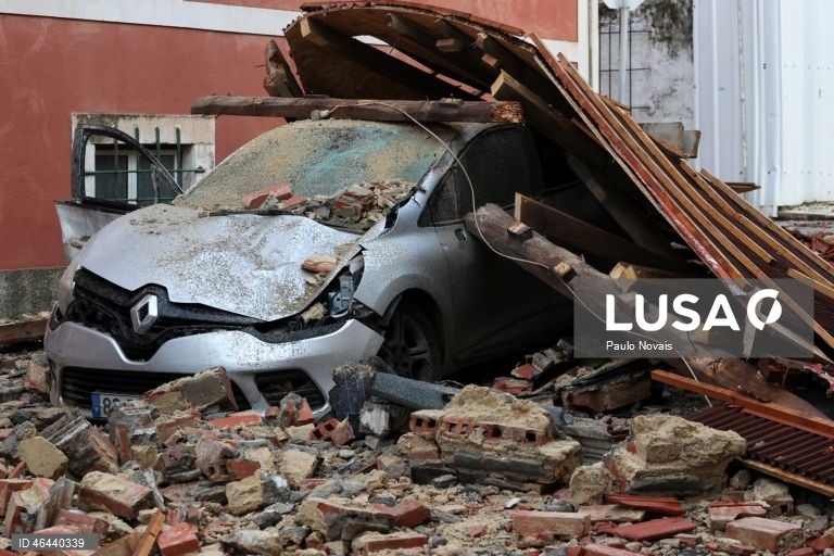 A passagem da depressão Kristin na Figueira da Foz fez cair parte do telhado da antiga Universidade e atingiu, pelo menos, sete carros, 28 de janeiro de 2026. PAULO NOVAIS / LUSA