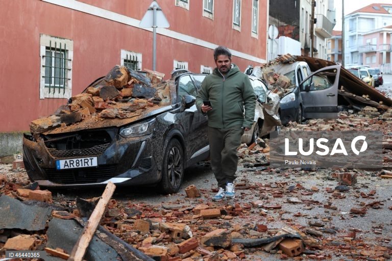 A passagem da depressão Kristin na Figueira da Foz fez cair parte do telhado da antiga Universidade e atingiu, pelo menos, sete carros, 28 de janeiro de 2026. PAULO NOVAIS / LUSA