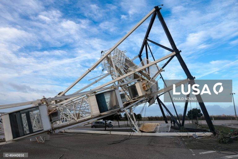 Devido à passagem da depressão Kristin, a roda gigante caiu no Parque das Gaivotas, na Figueira da Foz, 28 de janeiro de 2026. Portugal continental está a ser afetado pelos efeitos da passagem da depressão Kristin, com chuva, vento, neve e agitação marítima, tendo sido emitidos vários avisos pelo Instituto Português do Mar e da Atmosfera (IPMA). PAULO NOVAIS/LUSA