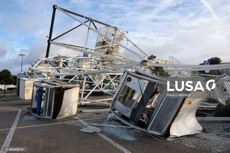 Devido à passagem da depressão Kristin, a roda gigante caiu no Parque das Gaivotas, na Figueira da Foz, 28 de janeiro de 2026. Portugal continental está a ser afetado pelos efeitos da passagem da depressão Kristin, com chuva, vento, neve e agitação marítima, tendo sido emitidos vários avisos pelo Instituto Português do Mar e da Atmosfera (IPMA). PAULO NOVAIS/LUSA