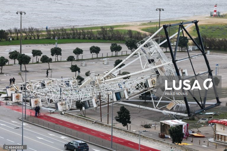 Devido à passagem da depressão Kristin, a roda gigante caiu no Parque das Gaivotas, na Figueira da Foz, 28 de janeiro de 2026. Portugal continental está a ser afetado pelos efeitos da passagem da depressão Kristin, com chuva, vento, neve e agitação marítima, tendo sido emitidos vários avisos pelo Instituto Português do Mar e da Atmosfera (IPMA). PAULO NOVAIS/LUSA