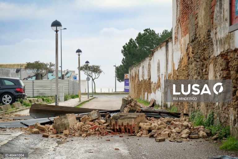 Efeitos do mau tempo devido à passagem da depressão Kristin em Setúbal. Portugal continental está a ser afetado pelos efeitos da passagem da depressão Kristin, com chuva, vento, neve e agitação marítima, tendo sido emitidos vários avisos pelo Instituto Português do Mar e da Atmosfera (IPMA), 28 de janeiro de 2026. RUI MINDERICO/LUSA