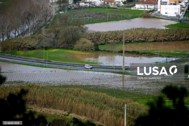 Área agrícola inundada devido ao aumento do caudal do rio Sizandro, depois da passagem da depressão Kristin, em Torres Vedras, 28 de janeiro de 2026. Portugal continental está a ser afetado pelos efeitos da passagem da depressão Kristin, com chuva, vento, neve e agitação marítima, tendo sido emitidos vários avisos pelo Instituto Português do Mar e da Atmosfera (IPMA). CARLOS BARROSO/LUSA