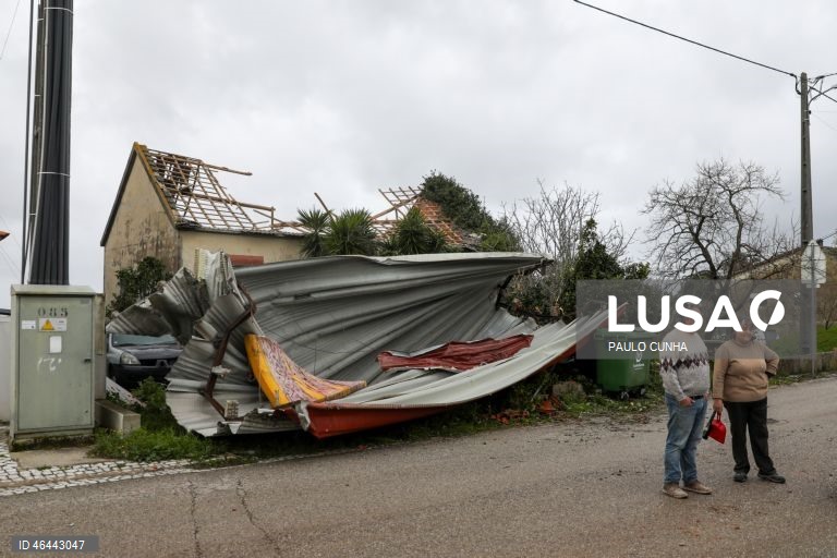 Destroços causados pela passagem da depressão Kristin, em Leiria, 28 de janeiro de 2026. Portugal continental está a ser afetado pelos efeitos da passagem da depressão Kristin, com chuva, vento, neve e agitação marítima, tendo sido emitidos vários avisos pelo Instituto Português do Mar e da Atmosfera (IPMA). PAULO CUNHA/LUSA