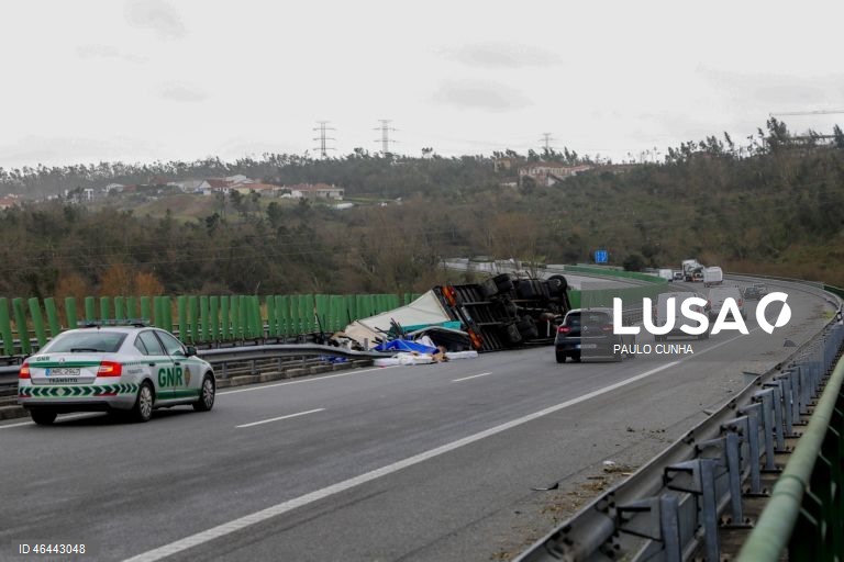 Um veículo pesado de transporte tombou com o vento forte devido à passagem da depressão Kristin, em Leiria, 28 de janeiro de 2026. Portugal continental está a ser afetado pelos efeitos da passagem da depressão Kristin, com chuva, vento, neve e agitação marítima, tendo sido emitidos vários avisos pelo Instituto Português do Mar e da Atmosfera (IPMA). PAULO CUNHA/LUSA