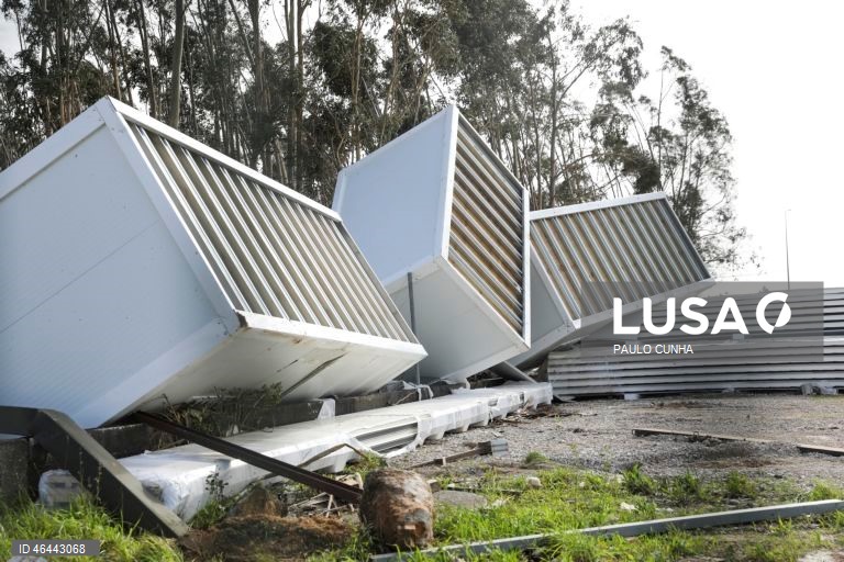 Destroços causados pela passagem da depressão Kristin, em Leiria, 28 de janeiro de 2026. Portugal continental está a ser afetado pelos efeitos da passagem da depressão Kristin, com chuva, vento, neve e agitação marítima, tendo sido emitidos vários avisos pelo Instituto Português do Mar e da Atmosfera (IPMA). PAULO CUNHA/LUSA