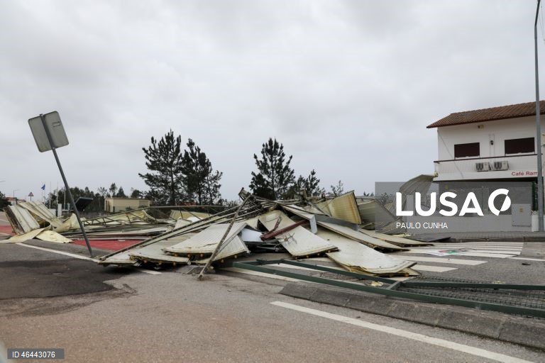 Destroços causados pela passagem da depressão Kristin, em Leiria, 28 de janeiro de 2026. Portugal continental está a ser afetado pelos efeitos da passagem da depressão Kristin, com chuva, vento, neve e agitação marítima, tendo sido emitidos vários avisos pelo Instituto Português do Mar e da Atmosfera (IPMA). PAULO CUNHA/LUSA
