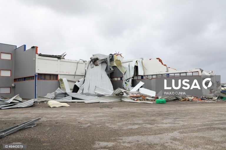 Destroços de um edifício causados pela passagem da depressão Kristin, em Leiria, 28 de janeiro de 2026. Portugal continental está a ser afetado pelos efeitos da passagem da depressão Kristin, com chuva, vento, neve e agitação marítima, tendo sido emitidos vários avisos pelo Instituto Português do Mar e da Atmosfera (IPMA). PAULO CUNHA/LUSA