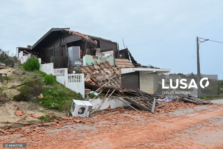 Várias casas danificadas depois da passagem da depressão Kristin, em Pataias, Alcobaça, 28 de janeiro de 2026. Portugal continental está a ser afetado pelos efeitos da passagem da depressão Kristin, com chuva, vento, neve e agitação marítima, tendo sido emitidos vários avisos pelo Instituto Português do Mar e da Atmosfera (IPMA). CARLOS BARROSO/LUSA