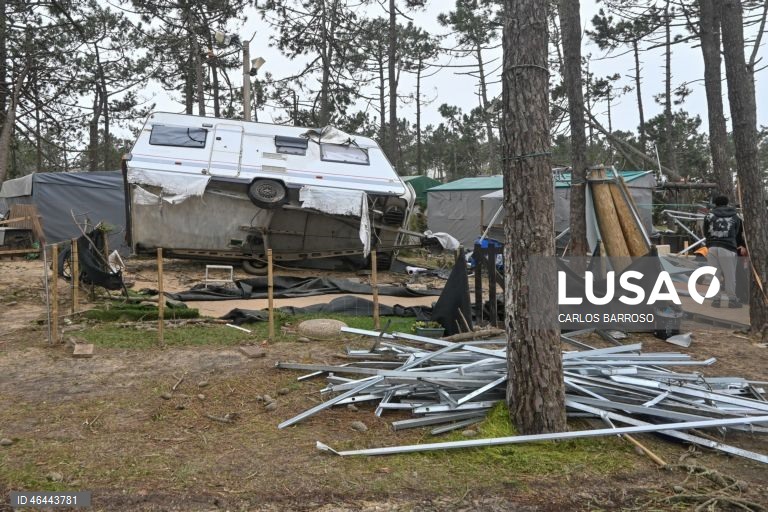 Dezenas de tendas e autocaravanas completamente destruídas no parque de campismo de Parades, depois da passagem da depressão Kristin, em Pataias, Alcobaça, 28 de janeiro de 2026. Portugal continental está a ser afetado pelos efeitos da passagem da depressão Kristin, com chuva, vento, neve e agitação marítima, tendo sido emitidos vários avisos pelo Instituto Português do Mar e da Atmosfera (IPMA). CARLOS BARROSO/LUSA