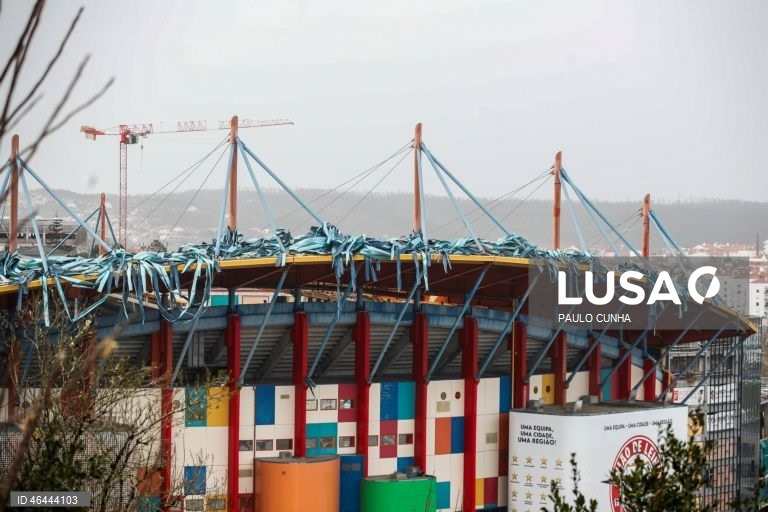 Estragos no estádio Municipal Dr. Magalhães Pessoa depois da passagem da depressão Kristin, em Leiria, 28 de janeiro de 2026. Portugal continental está a ser afetado pelos efeitos da passagem da depressão Kristin, com chuva, vento, neve e agitação marítima, tendo sido emitidos vários avisos pelo Instituto Português do Mar e da Atmosfera (IPMA). PAULO CUNHA/LUSA
