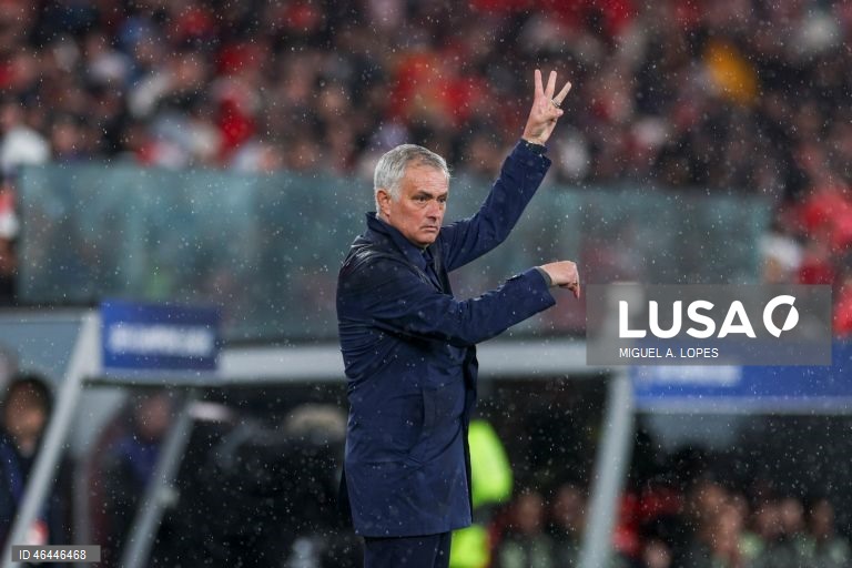 Um golo do guarda-redes Trubin, aos 90+8 minutos, qualificou hoje o Benfica para o play-off de acesso aos oitavos de final da Liga dos Campeões de futebol, garantindo um triunfo por 4-2 sobre o Real Madrid.