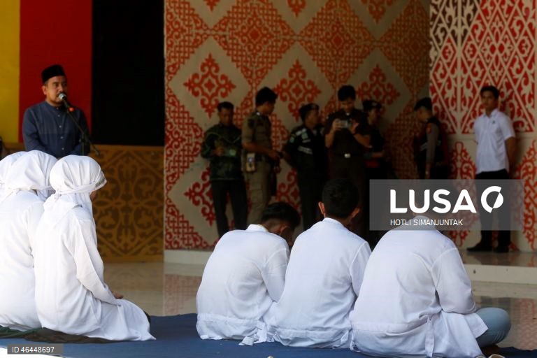 Indonésia: Punição com chicotadas em Banda Aceh por violações da lei Sharia