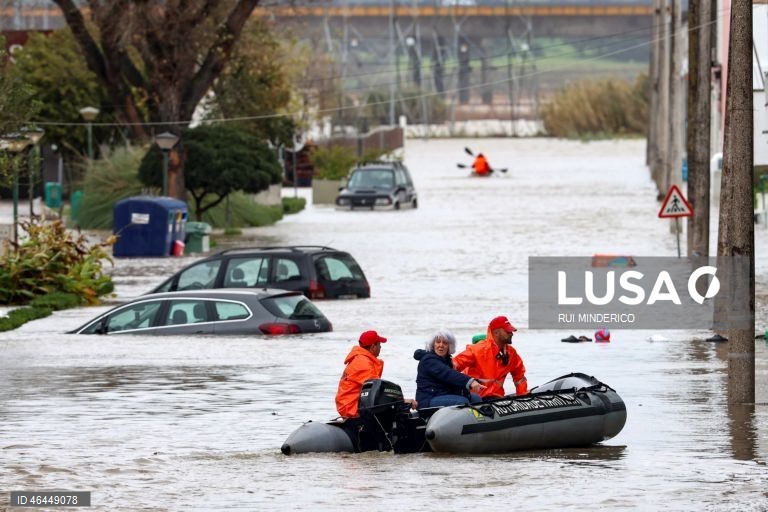 Elementos dos bombeiros resgatam uma idosa nos efeitos da passagem da depressão Kristin, em Alcácer do Sal, 29 de janeiro de 2026. A passagem da depressão Kristin pelo território português deixou um rasto de destruição, causou cinco mortos e vários desalojados. RUI MINDERICO/LUSA