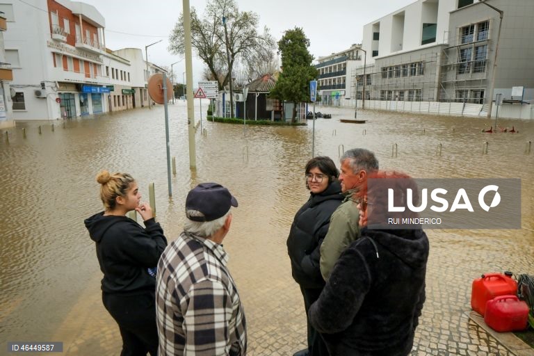 Populares observam uma área inundada após os efeitos da passagem da depressão Kristin, em Alcácer do Sal, 29 de janeiro de 2026. A passagem da depressão Kristin pelo território português deixou um rasto de destruição, causou cinco mortos e vários desalojados. RUI MINDERICO/LUSA