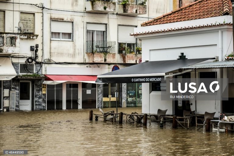 Área inundada após os efeitos da passagem da depressão Kristin, em Alcácer do Sal, 29 de janeiro de 2026. A passagem da depressão Kristin pelo território português deixou um rasto de destruição, causou cinco mortos e vários desalojados. RUI MINDERICO/LUSA