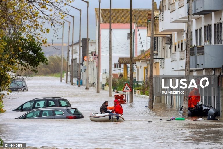 Elementos dos bombeiros resgatam uma popular após os efeitos da passagem da depressão Kristin, em Alcácer do Sal, 29 de janeiro de 2026. A passagem da depressão Kristin pelo território português deixou um rasto de destruição, causou cinco mortos e vários desalojados. RUI MINDERICO/LUSA
