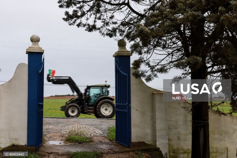 Veículos agricolas em marcha lenta na manifestação de agricultores organizada pela Associação de Produtores do Concelho de Serpa (APROSERPA), com o objetivo de protestar contra a reforma da PAC e o acordo da União Europeia com o Mercosul, Serpa 30 de janeiro de 2026. NUNO VEIGA/LUSA