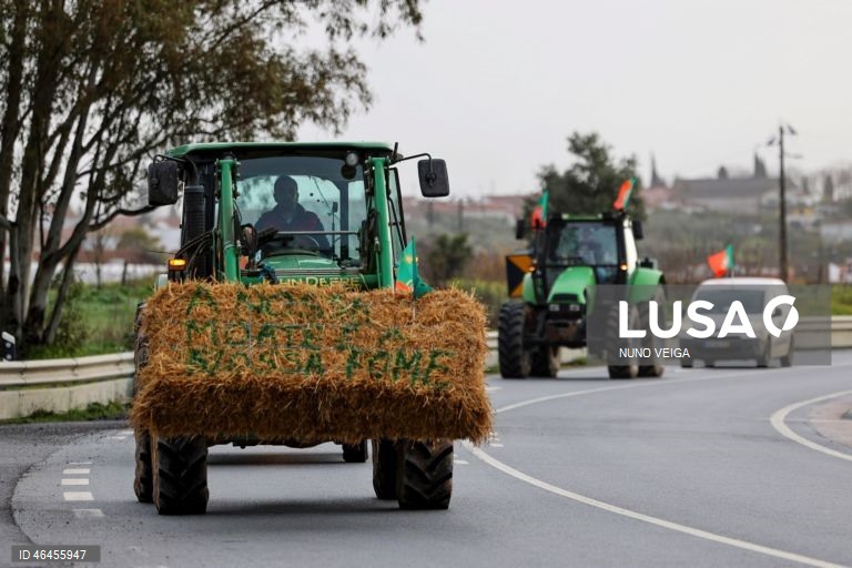 Coluna de veículos agricolas em marcha lenta na manifestação de agricultores organizada pela Associação de Produtores do Concelho de Serpa (APROSERPA), com o objetivo de protestar contra a reforma da PAC e o acordo da União Europeia com o Mercosul, Serpa 30 de janeiro de 2026. NUNO VEIGA/LUSA