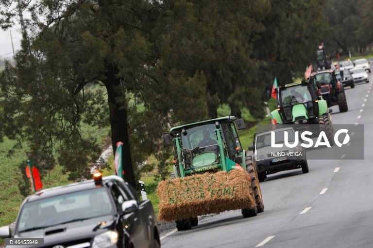 Coluna de veículos agricolas em marcha lenta na manifestação de agricultores organizada pela Associação de Produtores do Concelho de Serpa (APROSERPA), com o objetivo de protestar contra a reforma da PAC e o acordo da União Europeia com o Mercosul, Serpa 30 de janeiro de 2026. NUNO VEIGA/LUSA