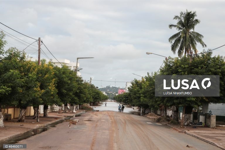 Ruas e estradas da cidade de Xai-Xai, no sul de Moçambique, inundadas e quase desertas na sequência de cheias registadas no país, em Gaza, Moçambique, 30 de janeiro de 2026. Na cidade de Xai-Xai os carros deixaram as ruas, ocupadas por água e barcos a remos, como o puxado pelos gémeos Bila, garantindo o transporte entre cheias há muito não vistas no sul de Moçambique. (ACOMPANHA TEXTO DE 31 DE JANEIRO DE 2026). LUÍSA NHANTUMBO/LUSA