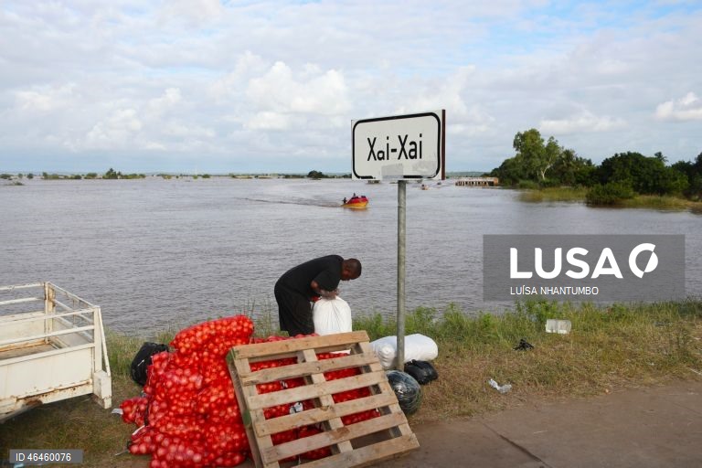 Ruas e estradas da cidade de Xai-Xai, no sul de Moçambique, inundadas e quase desertas na sequência de cheias registadas no país, em Gaza, Moçambique, 30 de janeiro de 2026. Na cidade de Xai-Xai os carros deixaram as ruas, ocupadas por água e barcos a remos, como o puxado pelos gémeos Bila, garantindo o transporte entre cheias há muito não vistas no sul de Moçambique. (ACOMPANHA TEXTO DE 31 DE JANEIRO DE 2026). LUÍSA NHANTUMBO/LUSA