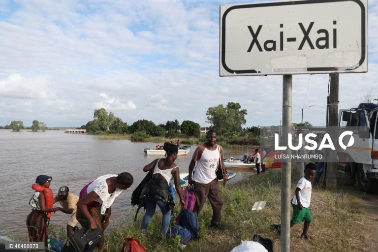 Ruas e estradas da cidade de Xai-Xai, no sul de Moçambique, inundadas e quase desertas na sequência de cheias registadas no país, em Gaza, Moçambique, 30 de janeiro de 2026. Na cidade de Xai-Xai os carros deixaram as ruas, ocupadas por água e barcos a remos, como o puxado pelos gémeos Bila, garantindo o transporte entre cheias há muito não vistas no sul de Moçambique. (ACOMPANHA TEXTO DE 31 DE JANEIRO DE 2026). LUÍSA NHANTUMBO/LUSA