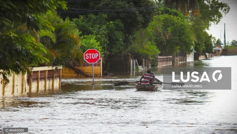 Ruas e estradas da cidade de Xai-Xai, no sul de Moçambique, inundadas e quase desertas na sequência de cheias registadas no país, em Gaza, Moçambique, 30 de janeiro de 2026. Na cidade de Xai-Xai os carros deixaram as ruas, ocupadas por água e barcos a remos, como o puxado pelos gémeos Bila, garantindo o transporte entre cheias há muito não vistas no sul de Moçambique. (ACOMPANHA TEXTO DE 31 DE JANEIRO DE 2026). LUÍSA NHANTUMBO/LUSA