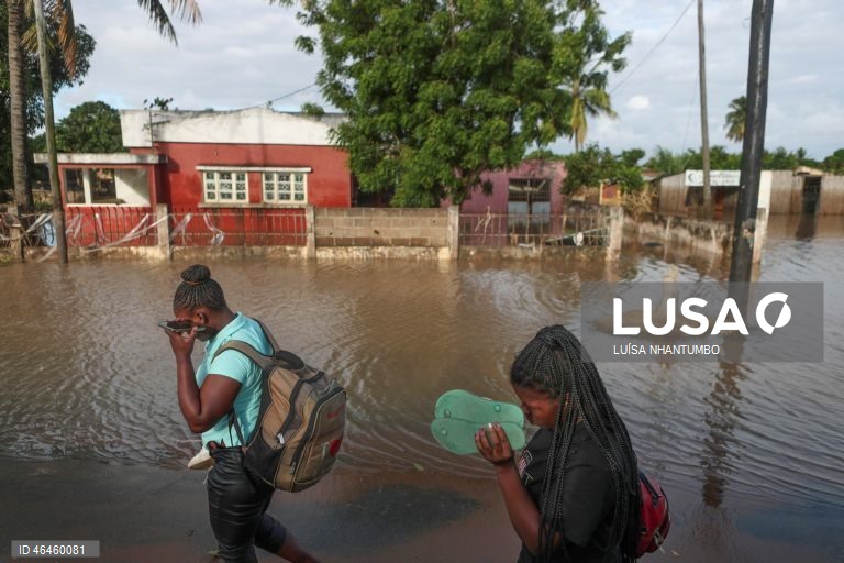 Ruas e estradas da cidade de Xai-Xai, no sul de Moçambique, inundadas e quase desertas na sequência de cheias registadas no país, em Gaza, Moçambique, 30 de janeiro de 2026. Na cidade de Xai-Xai os carros deixaram as ruas, ocupadas por água e barcos a remos, como o puxado pelos gémeos Bila, garantindo o transporte entre cheias há muito não vistas no sul de Moçambique. (ACOMPANHA TEXTO DE 31 DE JANEIRO DE 2026). LUÍSA NHANTUMBO/LUSA