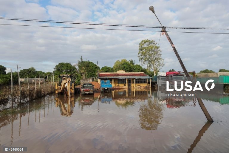 Ruas e estradas da cidade de Xai-Xai, no sul de Moçambique, inundadas e quase desertas na sequência de cheias registadas no país, em Gaza, Moçambique, 30 de janeiro de 2026. Na cidade de Xai-Xai os carros deixaram as ruas, ocupadas por água e barcos a remos, como o puxado pelos gémeos Bila, garantindo o transporte entre cheias há muito não vistas no sul de Moçambique. (ACOMPANHA TEXTO DE 31 DE JANEIRO DE 2026). LUÍSA NHANTUMBO/LUSA