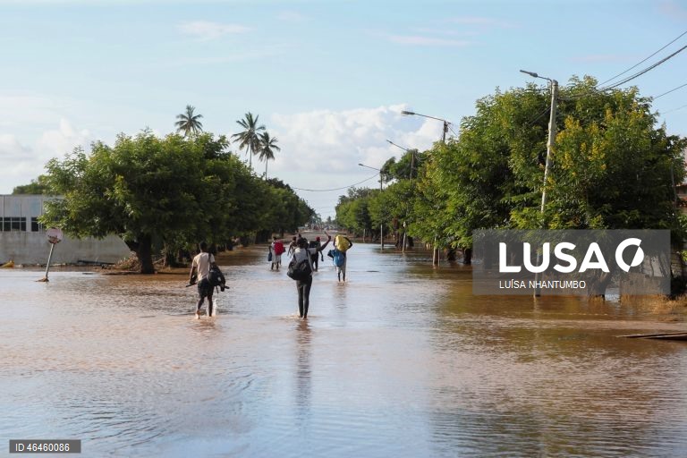 Ruas e estradas da cidade de Xai-Xai, no sul de Moçambique, inundadas e quase desertas na sequência de cheias registadas no país, em Gaza, Moçambique, 30 de janeiro de 2026. Na cidade de Xai-Xai os carros deixaram as ruas, ocupadas por água e barcos a remos, como o puxado pelos gémeos Bila, garantindo o transporte entre cheias há muito não vistas no sul de Moçambique. (ACOMPANHA TEXTO DE 31 DE JANEIRO DE 2026). LUÍSA NHANTUMBO/LUSA