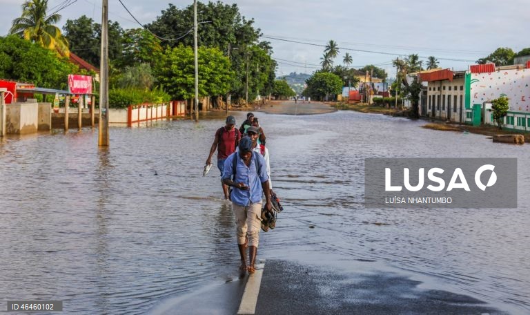 Ruas e estradas da cidade de Xai-Xai, no sul de Moçambique, inundadas e quase desertas na sequência de cheias registadas no país, em Gaza, Moçambique, 30 de janeiro de 2026. Na cidade de Xai-Xai os carros deixaram as ruas, ocupadas por água e barcos a remos, como o puxado pelos gémeos Bila, garantindo o transporte entre cheias há muito não vistas no sul de Moçambique. (ACOMPANHA TEXTO DE 31 DE JANEIRO DE 2026). LUÍSA NHANTUMBO/LUSA