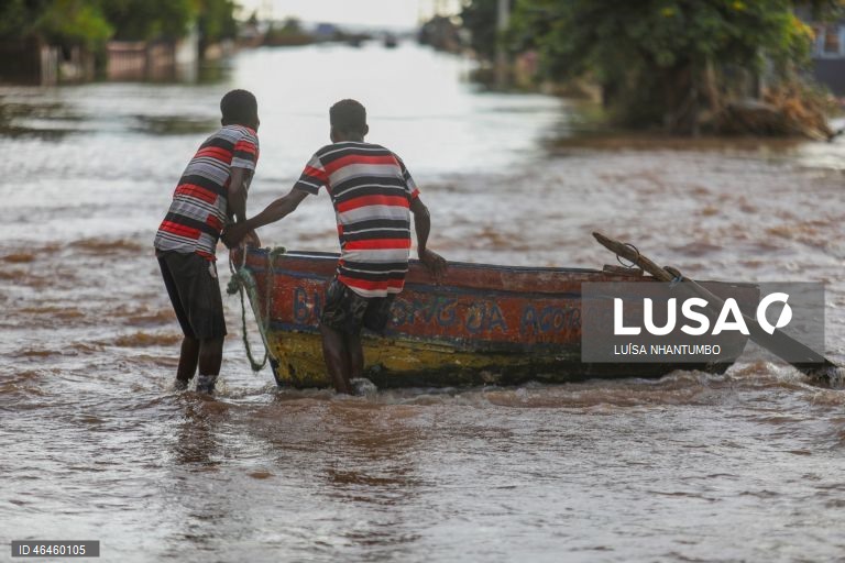 Na cidade de Xai-Xai os carros deixaram as ruas, ocupadas por água e barcos a remos, como o puxado pelos gémeos Bila, garantindo o transporte entre cheias há muito não vistas no sul de Moçambique, em Gaza, Moçambique, 30 de janeiro de 2026. (ACOMPANHA TEXTO DE 31 DE JANEIRO DE 2026). LUÍSA NHANTUMBO/LUSA