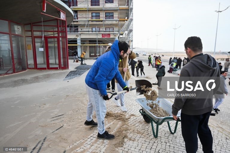 Dezenas de voluntários limpam as ruas da Nazaré. A iniciativa começou ontem e hoje estão a finalizar a limpeza da avenida marginal. Estes voluntários ajudam os elementos da câmara e da junta de freguesia na limpeza, depois da passagem da depressão Kristin por Portugal continental, na quarta-feira, deixando um rasto de destruição, causando pelo menos seis mortos, vários feridos e desalojados.Nazaré, 31 de janeiro de 2026. CARLOS BARROSO/LUSA