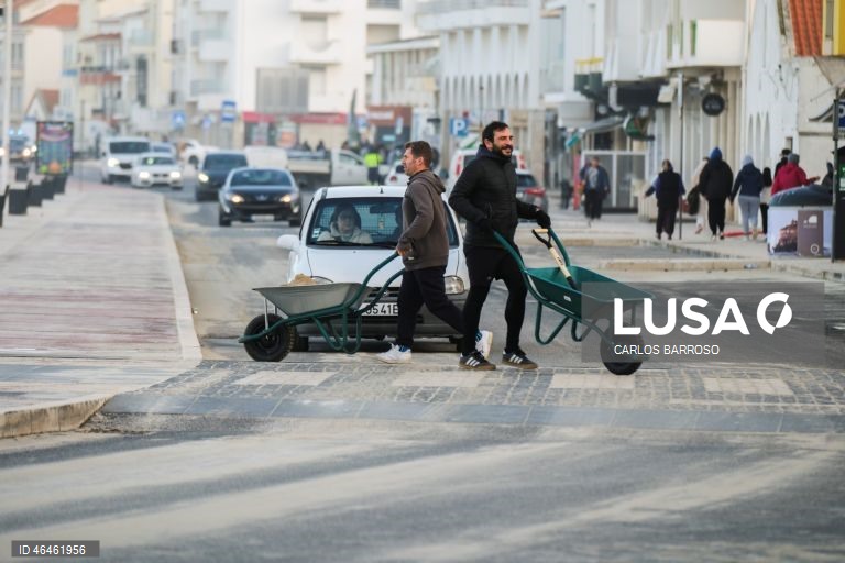 Dezenas de voluntários limpam as ruas da Nazaré. A iniciativa começou ontem e hoje estão a finalizar a limpeza da avenida marginal. Estes voluntários ajudam os elementos da câmara e da junta de freguesia na limpeza, depois da passagem da depressão Kristin por Portugal continental, na quarta-feira, deixando um rasto de destruição, causando pelo menos seis mortos, vários feridos e desalojados.Nazaré, 31 de janeiro de 2026. CARLOS BARROSO/LUSA