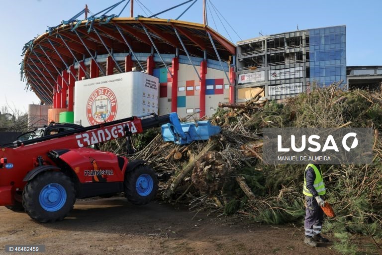 Remoção de detritos provocados pela passagem da depressão Khistin, no centro da cidade de Leiria, 31 janeiro 2026. O Governo decretou situação de calamidade entre as 00:00 de quarta-feira até às 23:59 de dia 01 de fevereiro para cerca de 60 municípios, número que pode aumentar. MANUEL DE ALMEIDA/LUSA