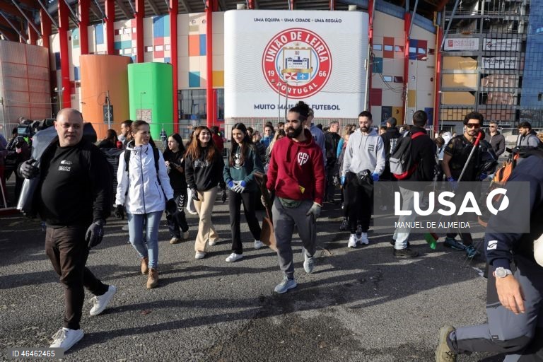 Voluntários aguardam por diretivas para a remoção de detritos provocados pela passagem da depressão Khistin, no centro da cidade de Leiria, 31 janeiro 2026. O Governo decretou situação de calamidade entre as 00:00 de quarta-feira até às 23:59 de dia 01 de fevereiro para cerca de 60 municípios, número que pode aumentar. MANUEL DE ALMEIDA/LUSA