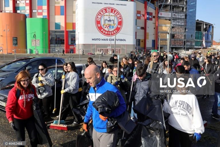 Voluntários aguardam por diretivas para a remoção de detritos provocados pela passagem da depressão Khistin, no centro da cidade de Leiria, 31 janeiro 2026. O Governo decretou situação de calamidade entre as 00:00 de quarta-feira até às 23:59 de dia 01 de fevereiro para cerca de 60 municípios, número que pode aumentar. MANUEL DE ALMEIDA/LUSA