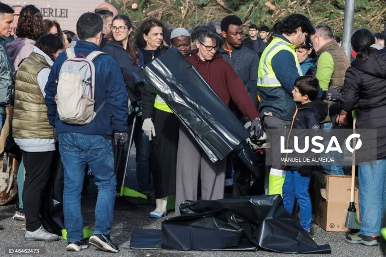 Voluntários aguardam por diretivas para a remoção de detritos provocados pela passagem da depressão Khistin, no centro da cidade de Leiria, 31 janeiro 2026. O Governo decretou situação de calamidade entre as 00:00 de quarta-feira até às 23:59 de dia 01 de fevereiro para cerca de 60 municípios, número que pode aumentar. MANUEL DE ALMEIDA/LUSA