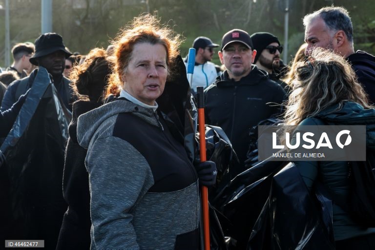 Voluntários aguardam por diretivas para a remoção de detritos provocados pela passagem da depressão Khistin, no centro da cidade de Leiria, 31 janeiro 2026. O Governo decretou situação de calamidade entre as 00:00 de quarta-feira até às 23:59 de dia 01 de fevereiro para cerca de 60 municípios, número que pode aumentar. MANUEL DE ALMEIDA/LUSA